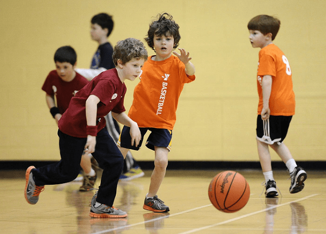 Chơi bóng rổ giúp trẻ tự kỷ tăng khả năng vận động