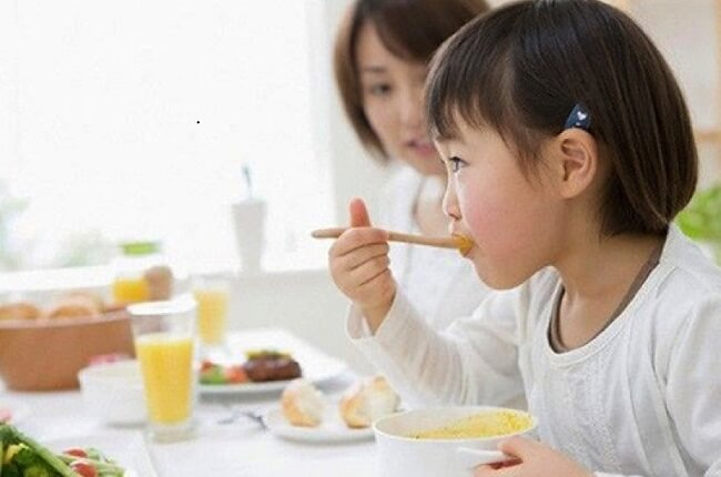 Dạy trẻ tự kỷ tự ăn