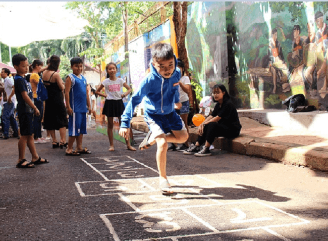 Trò chơi nhảy lò cò giúp trẻ tự kỷ tăng khả năng kiểm soát bản thân