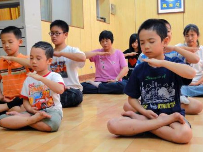 Trẻ có thể học và thực hành các kỹ thuật thư giãn như thiền, yoga để giúp giảm căng thẳng và kiểm soát lo ấu